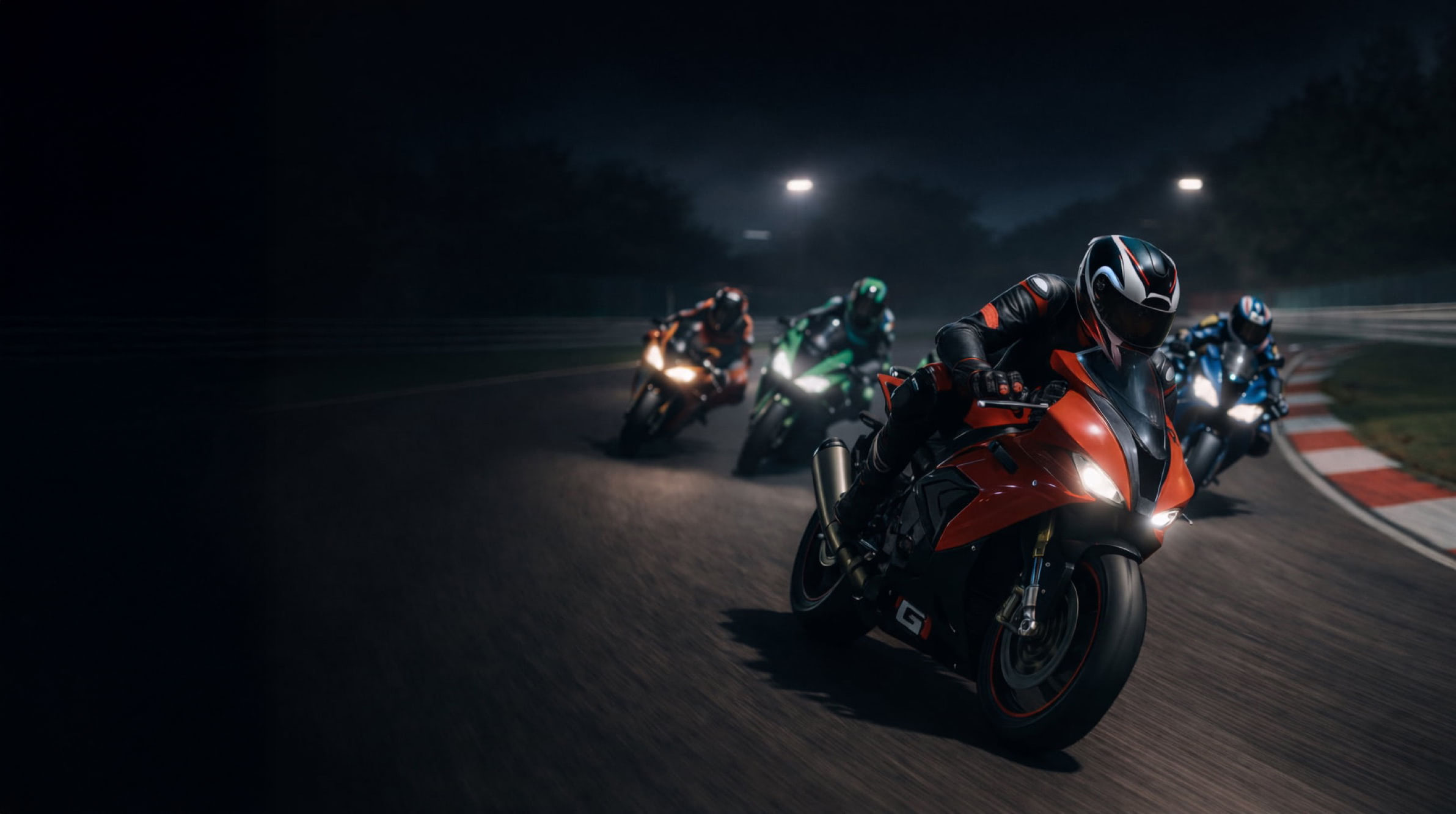 Moto sur circuit au coucher du soleil